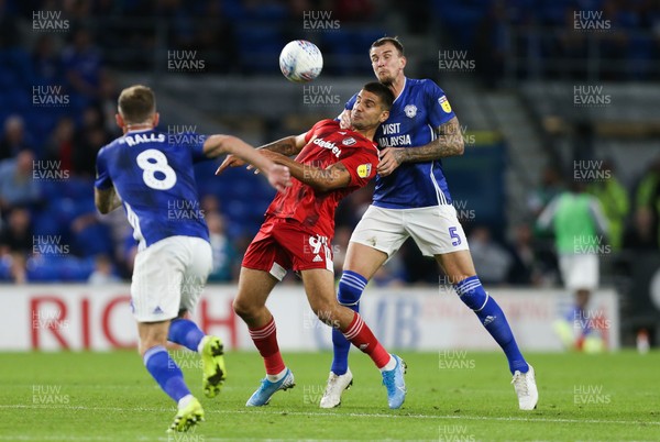 300819 - Cardiff City v Fulham, Sky Bet Championship - Aden Flint of Cardiff City and Aleksandar Mitrovic of Fulham compete for the ball