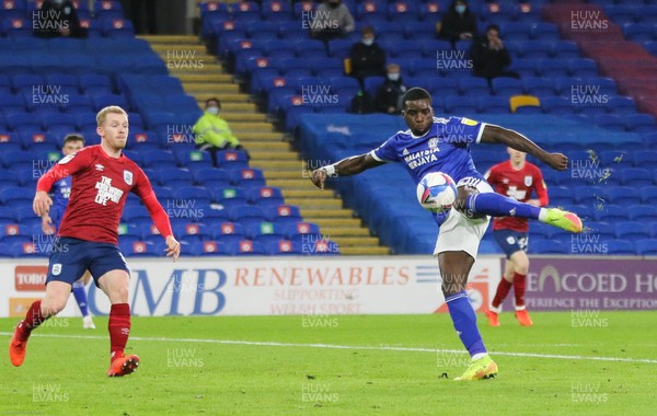 011220 - Cardiff City v Huddersfield Town, Sky Bet Championship - Sheyi Ojo of Cardiff City fires a shot at goal