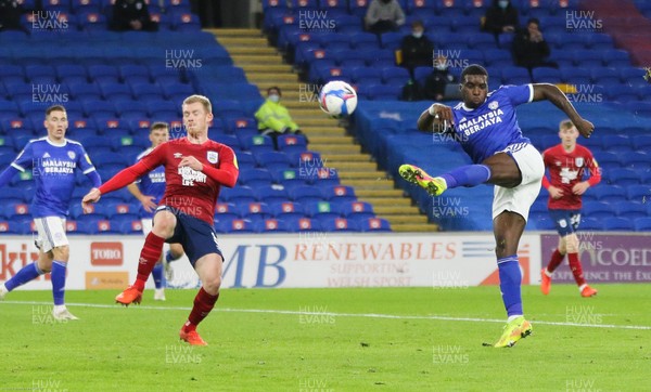 011220 - Cardiff City v Huddersfield Town, Sky Bet Championship - Sheyi Ojo of Cardiff City fires a shot at goal