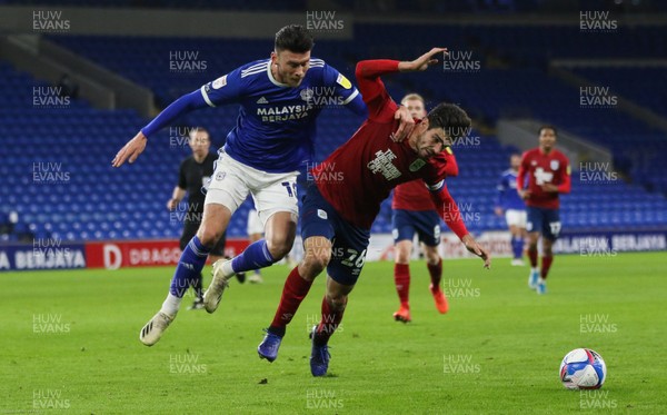 011220 - Cardiff City v Huddersfield Town, Sky Bet Championship - Kieffer Moore of Cardiff City challenges Christopher Schindler of Huddersfield Town