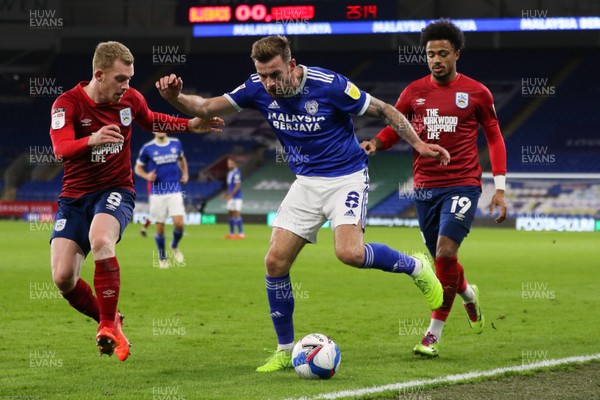 011220 - Cardiff City v Huddersfield Town, Sky Bet Championship - Joe Ralls of Cardiff City gets away from Josh Koroma of Huddersfield Town and Lewis O'Brien of Huddersfield Town