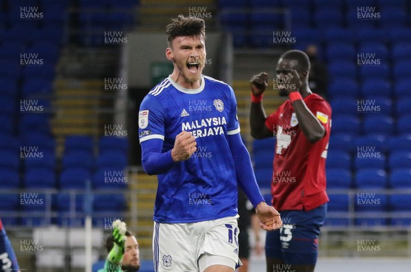 011220 - Cardiff City v Huddersfield Town, Sky Bet Championship - Kieffer Moore of Cardiff City celebrates after scoring the opening goal of the match