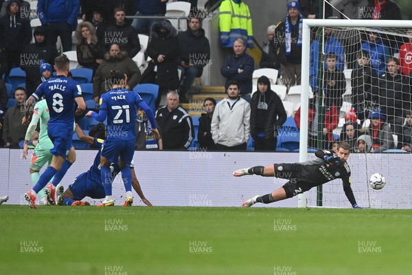 061121 - Cardiff City v Huddersfield Town - Sky Bet Championship - Alex Smithies of Cardiff City 