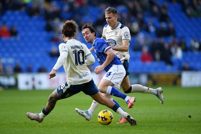 061225 - Cardiff City v Huddersfield Town - Sky Bet League 1 - Ryan Wintle of Cardiff City is challenged by Marcus Harness of Huddersfield