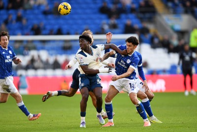 061225 - Cardiff City v Huddersfield Town - Sky Bet League 1 - Alex Robertson of Cardiff City is challenged by Cameron Ashia of Huddersfield