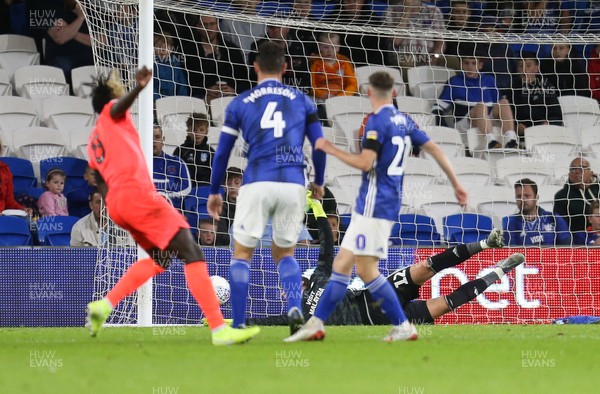 210819 - Cardiff City v Huddersfield Town, Sky Bet Championship - Trevoh Chalobah of Huddersfield Town beats Cardiff City goalkeeper Alex Smithies to score goal