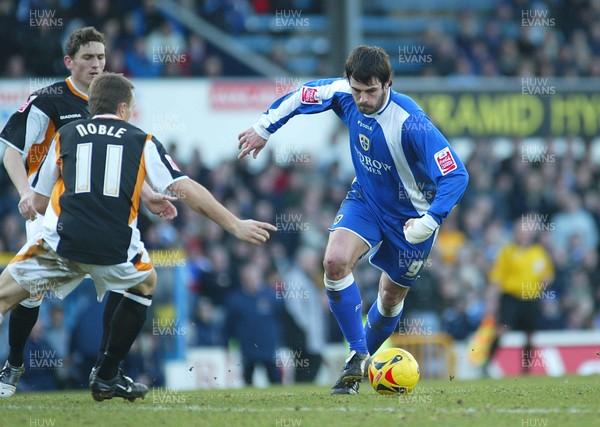 180206 Cardiff City v Hull City Cardiff's Steve Thompson, playing with his hand heavy strapped after surgery, takes on Mark Noble 