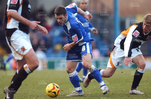 180206 - Championship Football - Cardiff City v Hull City Cardiff's Jason Koumas tries to get through Hull's defence 