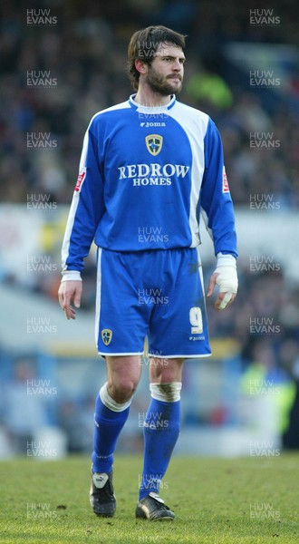 180206 Cardiff City v Hull City Cardiff's Steve Thompson playing with his hand heavily strapped after surgery  