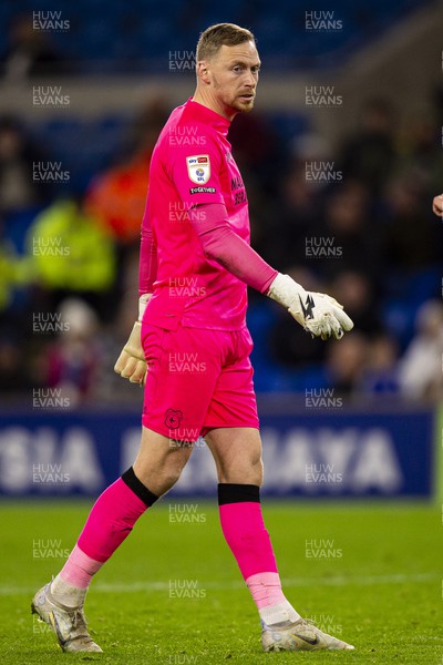 081122 - Cardiff City v Hull City - Sky Bet Championship - Cardiff City goalkeeper Ryan Allsop in the box for a corner