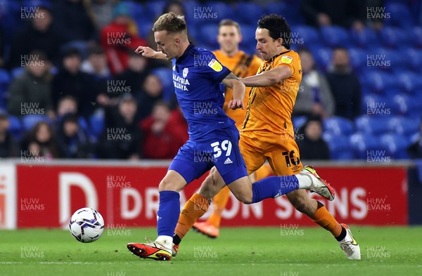 241121 - Cardiff City v Hull City - SkyBet Championship - Isaak Davies of Cardiff City is challenged by George Honeyman of Hull City