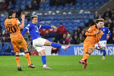 250225 - Cardiff City v Hull City - Sky Bet Championship - Callum Robinson of Cardiff City scores the first goal of the game