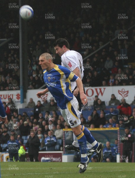 24.11.07 Cardiff City FC vs. Ipswich Town, Coca-Cola Championship. Ninian Park, Cardiff.    ALan Lee(R) outjumps Darren Purse.    