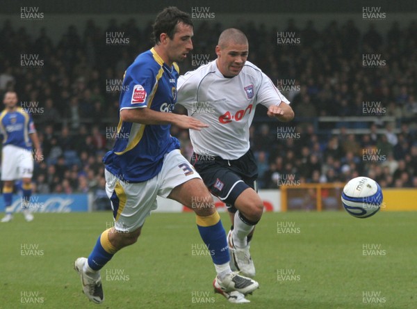 24.11.07 Cardiff City FC vs. Ipswich Town, Coca-Cola Championship. Ninian Park, Cardiff.    Jon Walters(R) challlanges Toni Capaldi for the ball.    