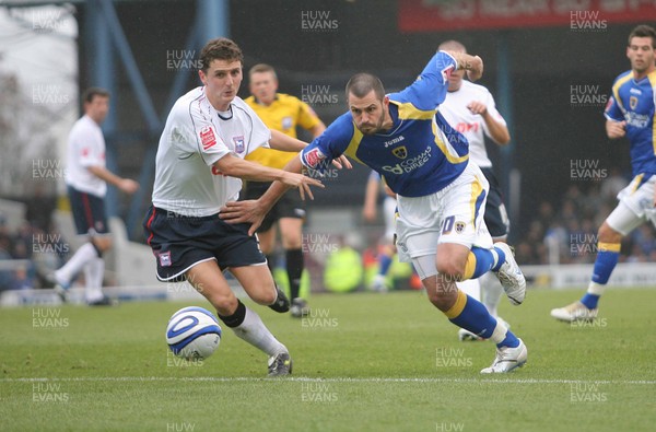 24.11.07 - Cardiff City v Ipswich, Coca Cola Championship -  Cardiff's Steve Thompson takes on Ipswich's Alex Bruce Huw Evans Agency, Cardiff