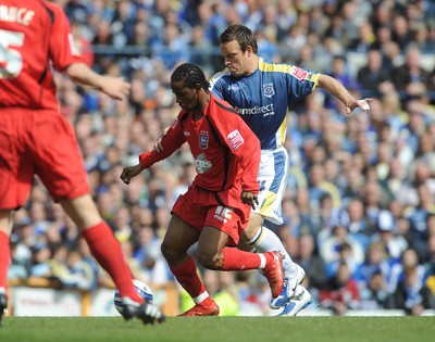 25.04.09 - Championship Football Cardiff City v Ipswich Town Ipswich's Jaime Peters is challenged by Cardiff's Gavin Rae 