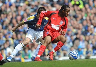 25.04.09 - Championship Football Cardiff City v Ipswich Town Ipswich's Jaime Peters is challenged by Cardiff's Gavin Rae 