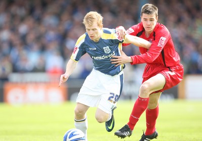 25.04.09 - Cardiff City v Ipswich Town, Coca Cola Championship -  Cardiff's Chris Burke holds off Ipswich's Owen Garvan  