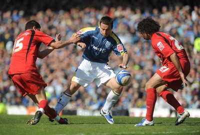 25.04.09 - Championship Football Cardiff City v Ipswich Town Cardiff's Gavin Rae is challenged by Ipswich's Pim Balkestein and Ivan Campo 