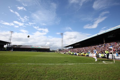25.04.09 - Cardiff City v Ipswich Town, Coca Cola Championship -  Cardiff's Stephen McPhail takes a corner in the final minutes of the final league match at Ninian Park 