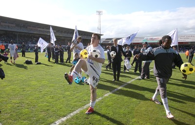 25.04.09 - Cardiff City v Ipswich Town, Coca Cola Championship -  Cardiff's Ross McCormack and Cardiff's Miguel Comminges kick balls into the crowd at the end of the final league match at Ninian Park 
