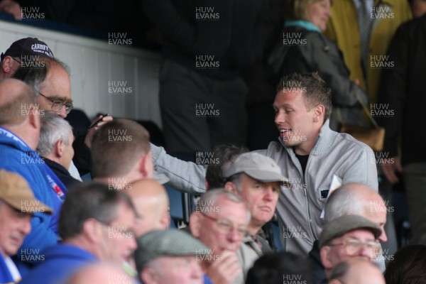25.04.09  Cardiff City vs. Ipswich Town. The Coca Cola Championship -  Craig Bellemy signs autographs for fans before Cardiff City's final league match at Ninian Park 