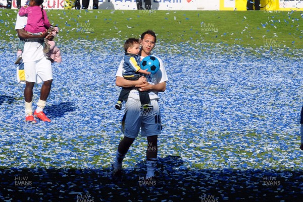 25.04.09 - Championship Football Cardiff City v Ipswich Town Cardiff's Michael Chopra wit his son at the end of the match 