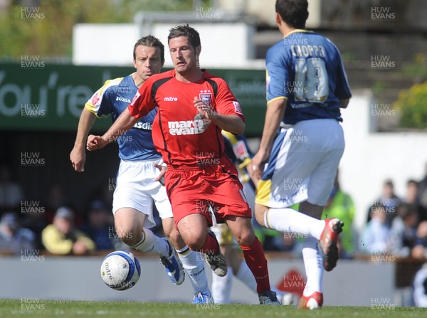 25.04.09 - Championship Football Cardiff City v Ipswich Town Ipswich's David Norris tries to get past  Cardiff's Gavin Rae and Michael Chopra 