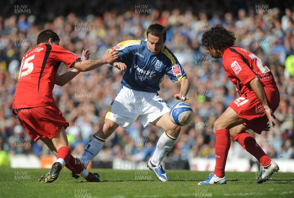 25.04.09 - Championship Football Cardiff City v Ipswich Town Cardiff's Gavin Rae is challenged by Ipswich's Pim Balkestein and Ivan Campo 