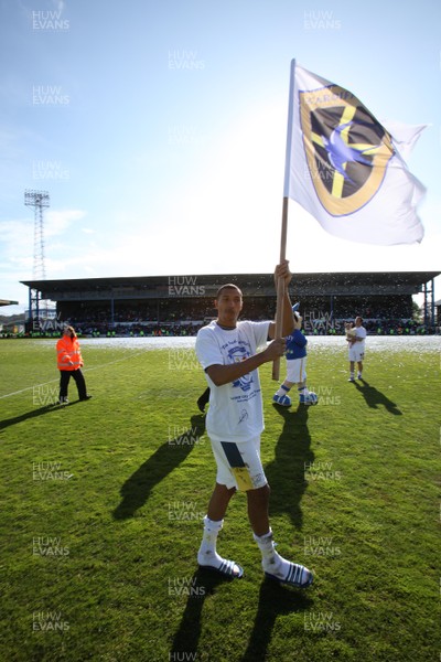 25.04.09 - Cardiff City v Ipswich Town, Coca Cola Championship -  Cardiff's Jay Bothroyd flies the flag as the players parade around the pitch at the end of the final league match at Ninian Park 