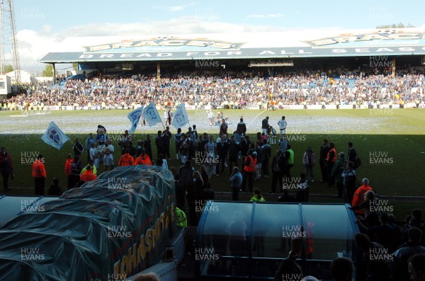25.04.09 - Cardiff City v Ipswich Town, Coca Cola Championship -  Players and their families take to field at the end of the final league match at Ninian Park 