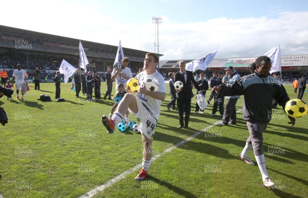 25.04.09 - Cardiff City v Ipswich Town, Coca Cola Championship -  Cardiff's Ross McCormack and Cardiff's Miguel Comminges kick balls into the crowd at the end of the final league match at Ninian Park 