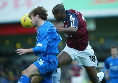 291103 - Cardiff City v Ipswich Town - Cardiff's Gary Croft battles with Darren Bent