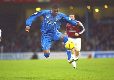 291103 - Cardiff City v Ipswich Town - Cardiff's Julian Gray bring the ball under control