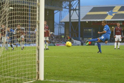 291103 - Cardiff City v Ipswich Town - Cardiff's Robert Earnshaw scores from the penalty spot