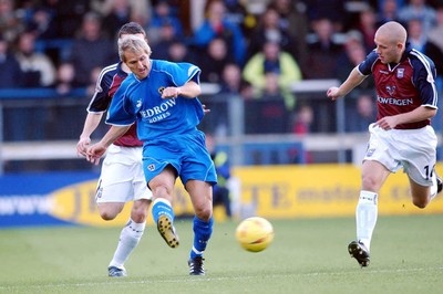 291103 - Cardiff City v Ipswich Town - Cardiff's John Robinson gets ball away as Matt Richards (rt) comes in to tackle