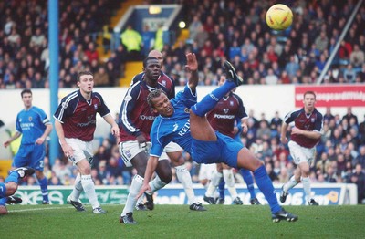 291103 - Cardiff City v Ipswich Town - Cardiff's Robert Earnshaw misses out as he fails to connect