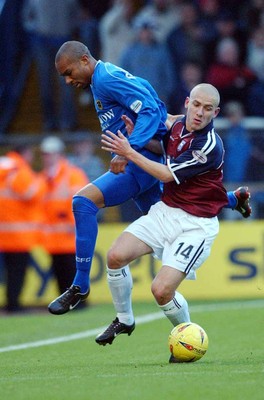 291103 - Cardiff City v Ipswich Town - Ipswich's Matt Richards keeps Danny Gabbidon off the ball