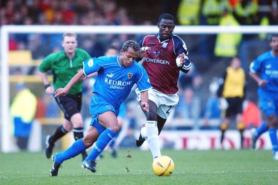 291103 - Cardiff City v Ipswich Town - Cardiff's Robert Earnshaw beats Chris Bart-Williams