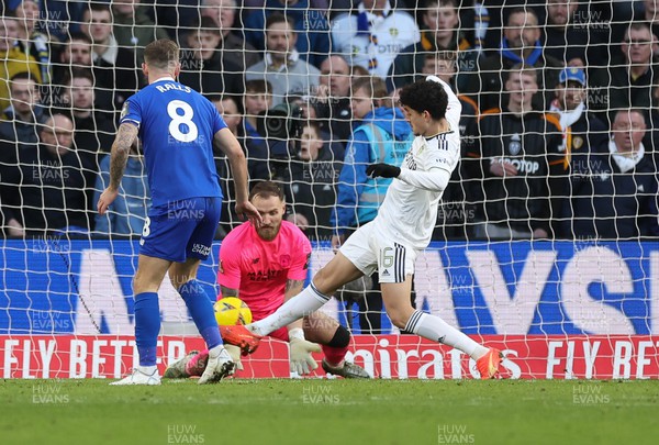 080123 - Cardiff City v Leeds United, Emirates FA Cup Third Round - Sonny Perkins of Leeds United beats Cardiff City goalkeeper Jak Alnwick as he scores to level the score