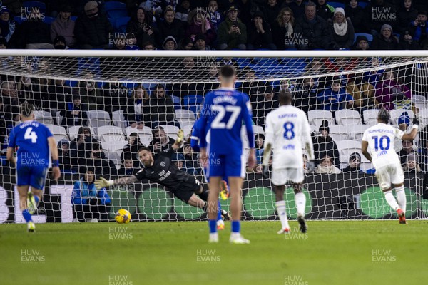 130124 - Cardiff City v Leeds United - Sky Bet Championship - Cardiff City goalkeeper Jak Alnwick saves a penalty taken by Crysencio Summerville of Leeds United