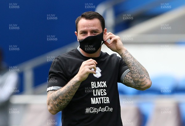 210620 - Cardiff City v Leeds United - SkyBet Championship - Lee Tomlin of Cardiff City wearing a face mask during the warm up
