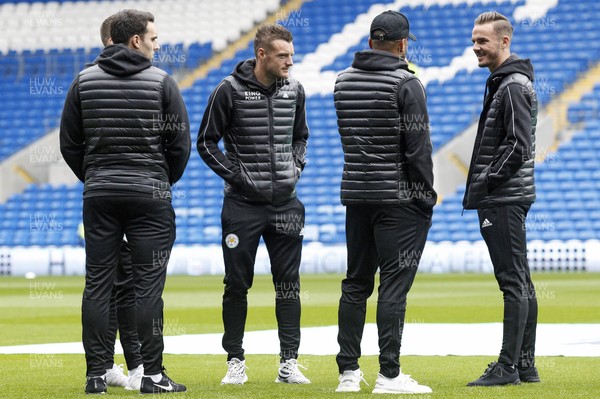 031118 - Cardiff City v Leicester City, Premier League - Jamie Vardy of Leicester City (2nd left) with team mates before the match