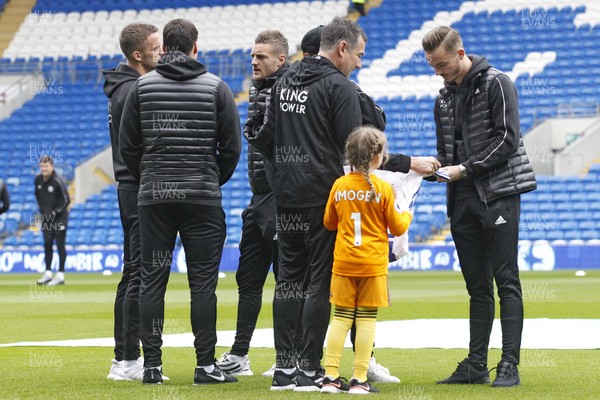 031118 - Cardiff City v Leicester City, Premier League - Leicester City players sign autographs for a young fan before the match