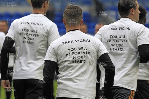 031118 - Cardiff City v Leicester City, Premier League - Leicester City players wear t-shirts in memory of Leicester City owner Vichai Srivaddhanaprabha who died when his helicopter crashed after taking off from the King Power Stadium last weekend
