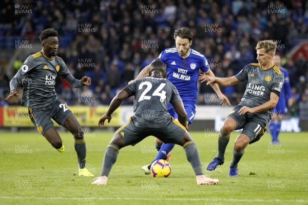 031118 - Cardiff City v Leicester City, Premier League - Harry Arter of Cardiff City (centre) in action with Wilfred Ndidi (left) Nampalys Mendy (centre) and Marc Albrighton of Leicester City