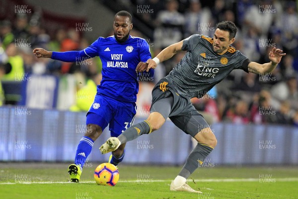 031118 - Cardiff City v Leicester City, Premier League - Junior Hoilett of Cardiff City (left) in action with  Vicente Iborra of Leicester City