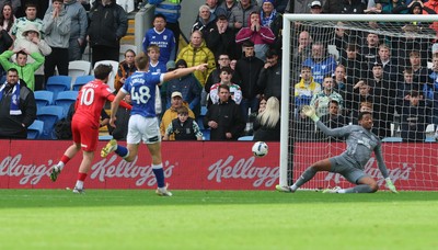 041025 - Cardiff City v Leyton Orient, EFL Sky Bet League 1 - Aaron Connolly of Leyton Orient beats Cardiff City goalkeeper Nathan Trott to score goal