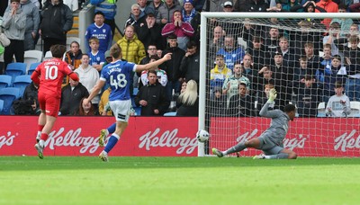 041025 - Cardiff City v Leyton Orient, EFL Sky Bet League 1 - Aaron Connolly of Leyton Orient beats Cardiff City goalkeeper Nathan Trott to score goal
