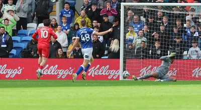 041025 - Cardiff City v Leyton Orient, EFL Sky Bet League 1 - Aaron Connolly of Leyton Orient beats Cardiff City goalkeeper Nathan Trott to score goal